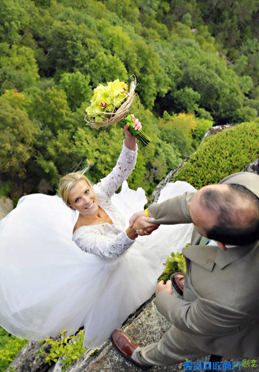 最惊险婚纱照 新婚夫妇百米绝壁上演绎浪漫