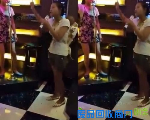 女子背孩子KTV嗨唱