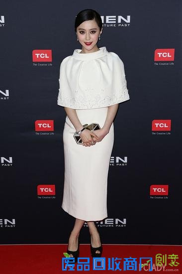 范冰冰全白裙装参加活动