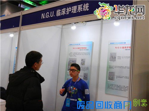 黄茂林向参观者介绍系统组成部分