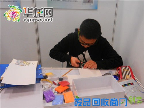 黄茂林现场制作模型