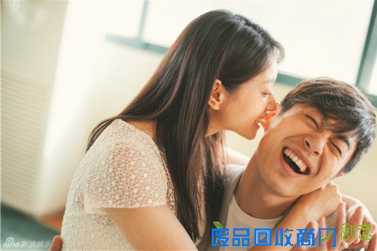 “真男人”朱亚文与娇妻沈佳妮婚纱照曝光 甜蜜相吻