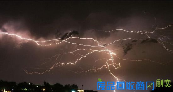 气象局统计，仅昆士兰东南部就观测到多达10万7千道闪电。[!--empirenews.page--]