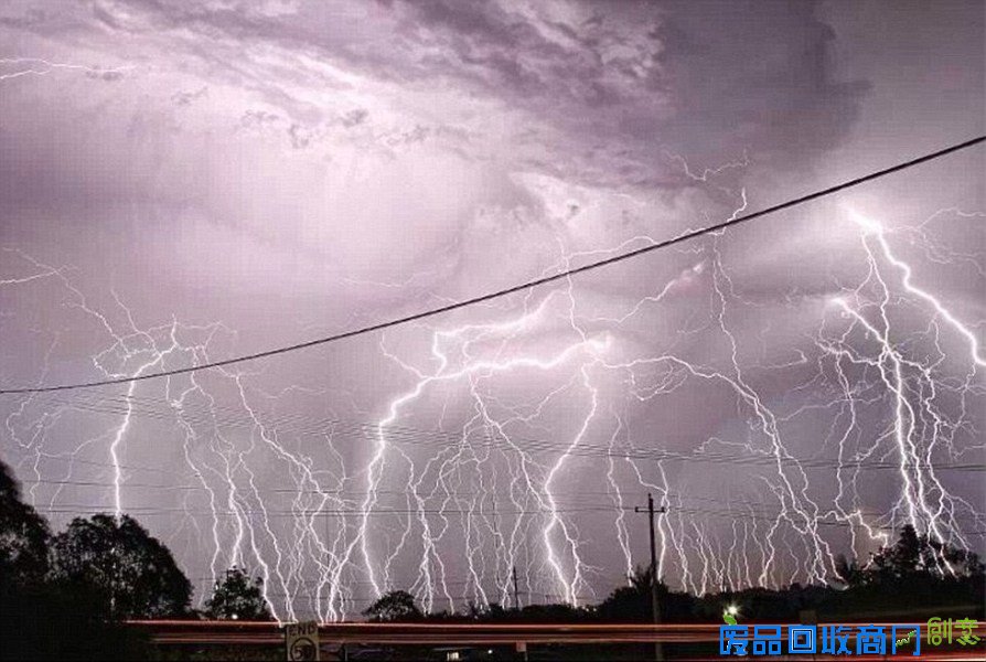 布里斯班摄影师抓拍10万道闪电 又美又恐怖(组图)