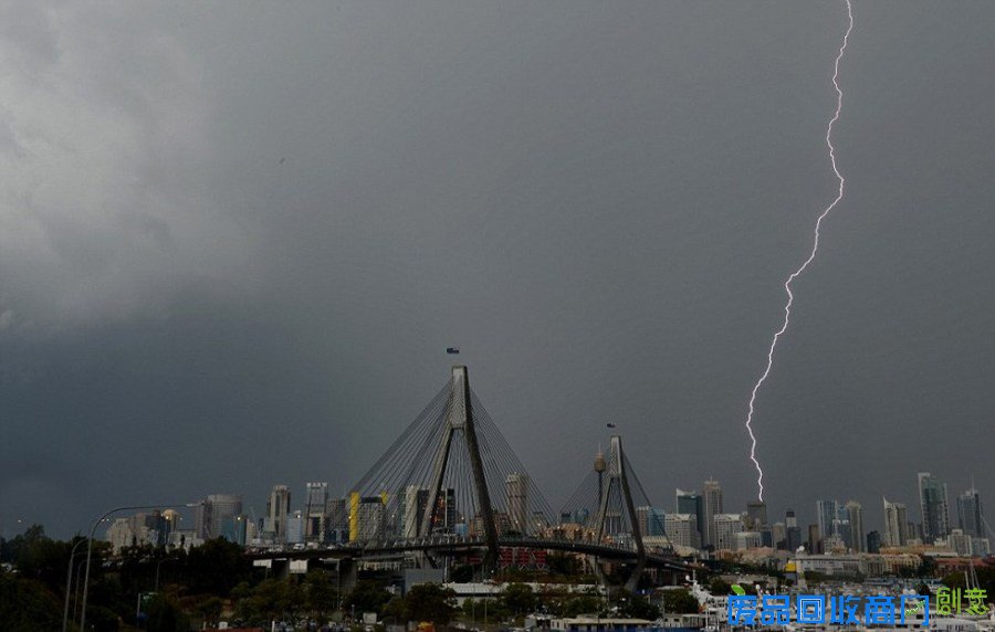布里斯班摄影师抓拍10万道闪电 又美又恐怖(组图)