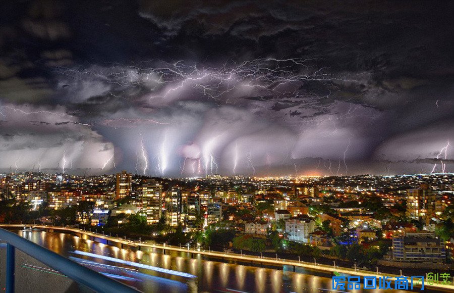 布里斯班摄影师抓拍10万道闪电 又美又恐怖(组图)