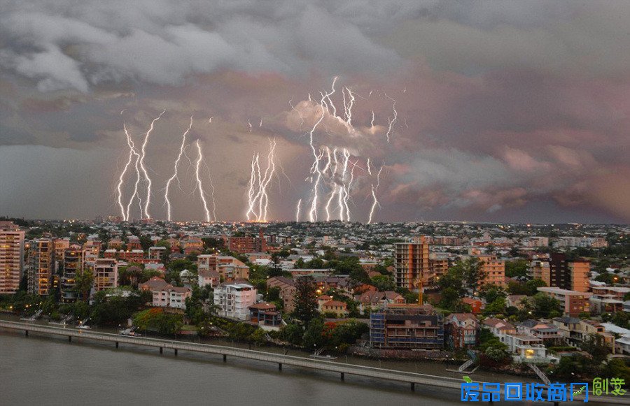 布里斯班摄影师抓拍10万道闪电 又美又恐怖(组图)