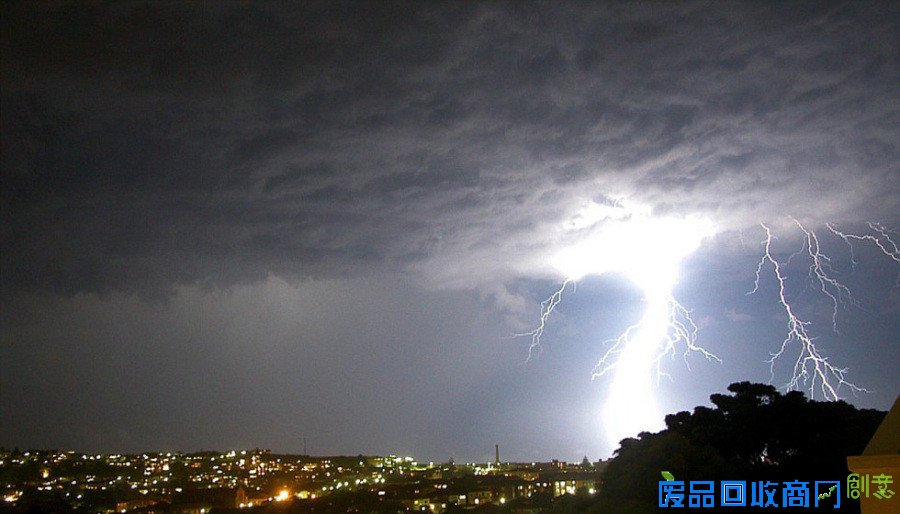 布里斯班摄影师抓拍10万道闪电 又美又恐怖(组图)