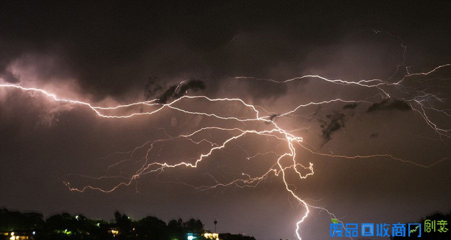 布里斯班摄影师抓拍10万道闪电 又美又恐怖(组图)