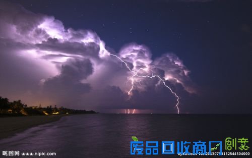 如天罚降临有人被劈！摄影师抓拍10万道闪电 又美又恐怖