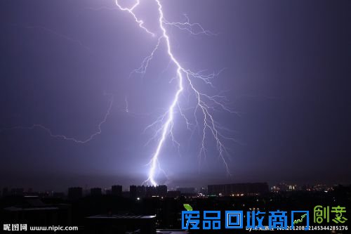 如天罚降临有人被劈！摄影师抓拍10万道闪电 又美又恐怖