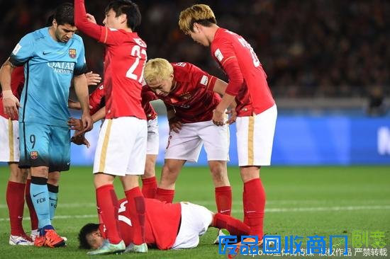 郑龙催促担架进场