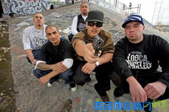 暴力冲突常发生在对立的帮派之间，然而一些无辜的市民在冲突中被流弹击中，成为牺牲品。