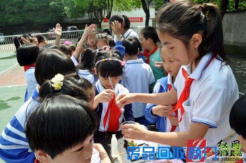 “姐姐教你们造纸。”