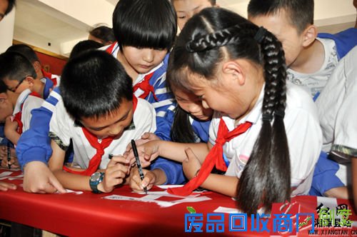 科学实验现场演示与体验活动。