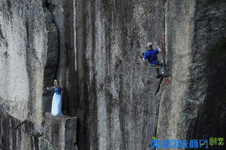 恐高慎入！摄影师吊在悬崖上拍婚纱照  