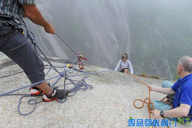 恐高慎入！摄影师吊在悬崖上拍婚纱照  