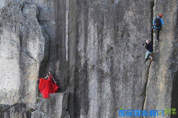 恐高慎入！摄影师吊在悬崖上拍婚纱照  