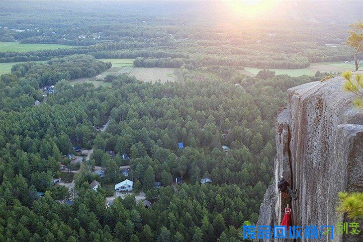 恐高慎入！摄影师吊在悬崖上拍婚纱照  