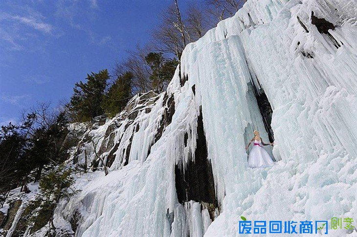 恐高慎入！摄影师吊在悬崖上拍婚纱照  