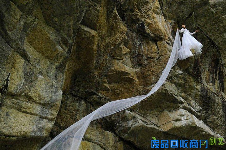 恐高慎入！摄影师吊在悬崖上拍婚纱照  