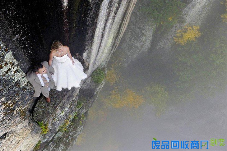 恐高慎入！摄影师吊在悬崖上拍婚纱照  