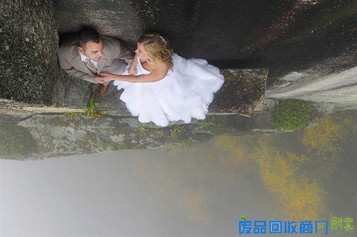 恐高慎入！摄影师吊在悬崖上拍婚纱照  