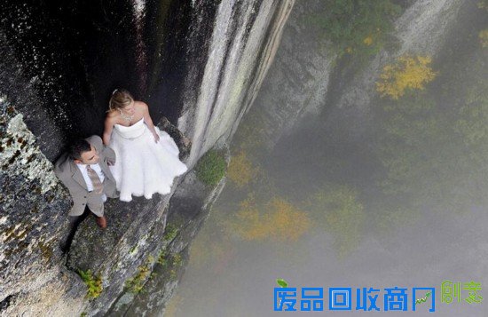 玩命浪漫！新婚夫妇百米绝壁上拍婚纱照