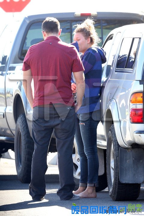 保罗·沃克女友车祸后首现身 擦拭眼泪深陷悲伤(组图)