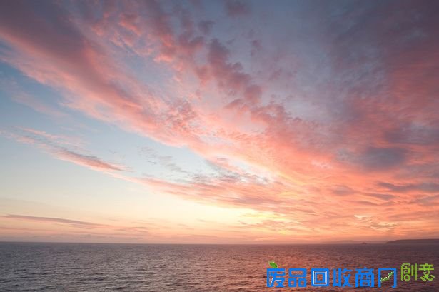 摄影师拍摄唯美海湾日出