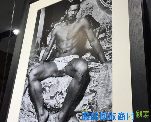 性感上翘的臀部 臀部疼痛是什么原因:性感人体艺术摄影 光线暧昧用色大胆图片