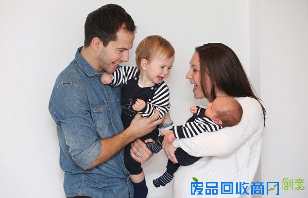 英“独臂”男婴可爱时尚照片引爆社交网络（高清组图）