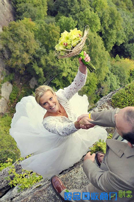 [图]摄影师在350英尺高的悬崖峭壁上拍摄婚纱照