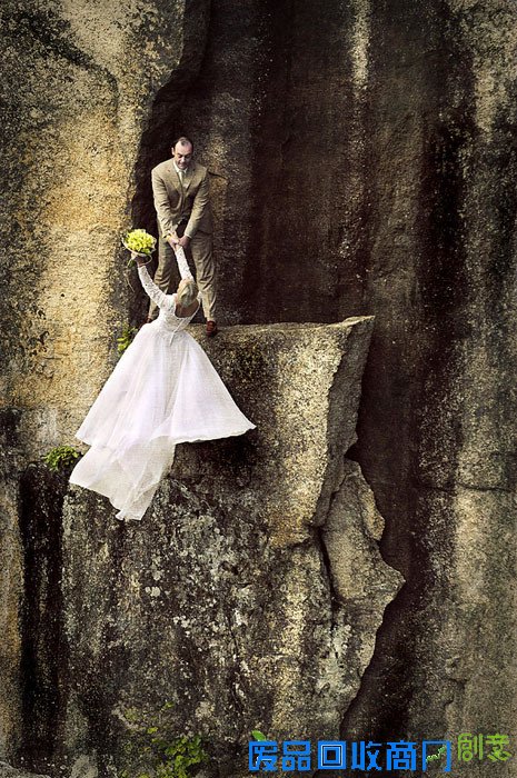 [图]摄影师在350英尺高的悬崖峭壁上拍摄婚纱照