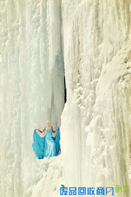 [图]摄影师在350英尺高的悬崖峭壁上拍摄婚纱照