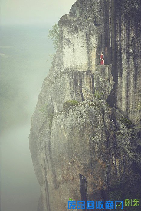 [图]摄影师在350英尺高的悬崖峭壁上拍摄婚纱照