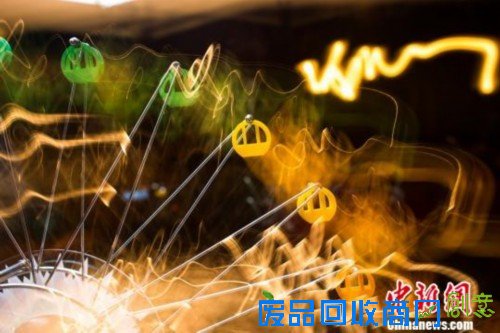 成都青年艺术家制作手工品参加“创意玩乐会”