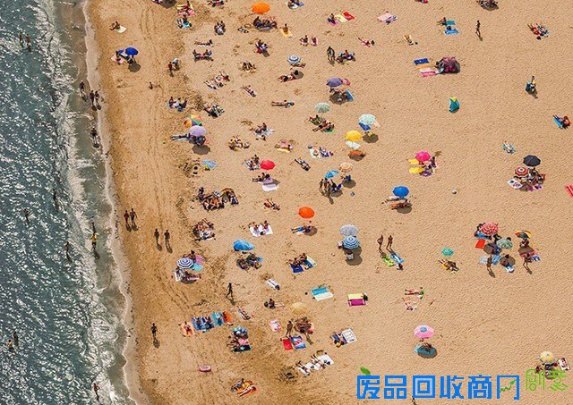 有趣的航拍摄影:高空俯瞰沙滩帅哥美女