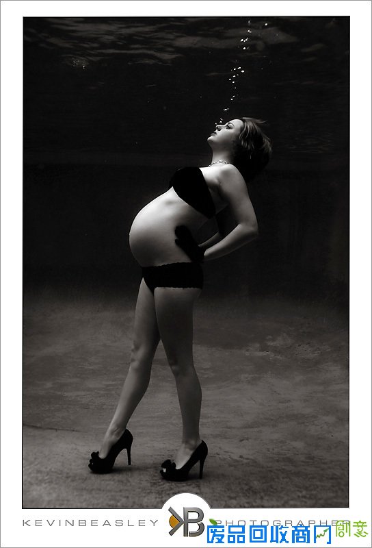 如梦似幻，薄纱透出女性的柔和曲线，孕妇水下摄影也可以美的让人惊叹。