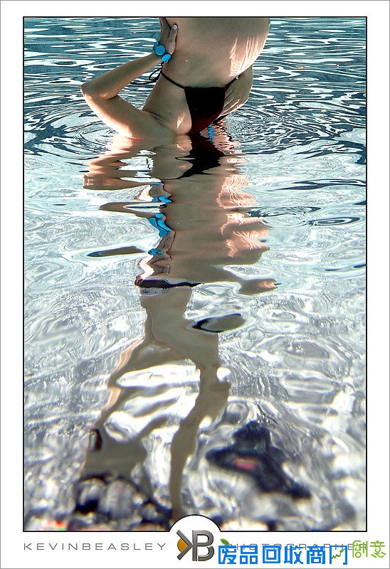 如梦似幻，薄纱透出女性的柔和曲线，孕妇水下摄影也可以美的让人惊叹。