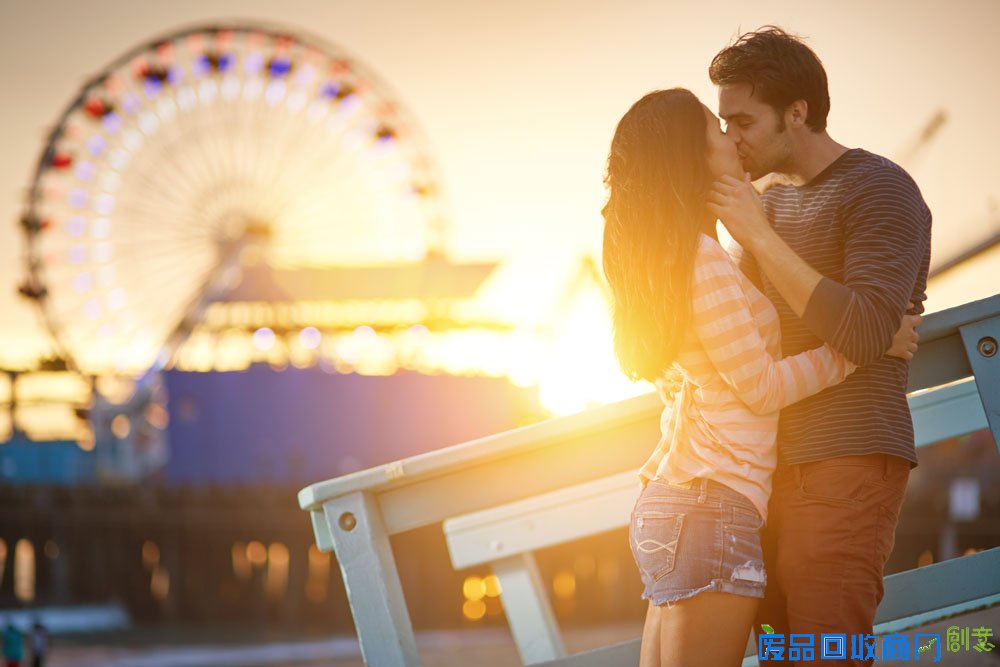 甜蜜可爱接吻|甜蜜拥抱接吻动态图片|舌头短怎么跟女友接吻?