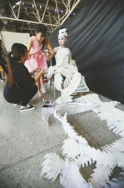 实用又设计感十足的现代家具、时尚又贴近生活的服装设计、纯手工制作的陶艺、漆艺……9日上午，山东工艺美术学院2015届毕业生的毕业设计作品在舜耕国际会展中心展出。该校家具设计专业2015届毕业生吴晓雄，从大一就开始创业，目前每个月的纯收入已过万。记者朱士娟黄中明