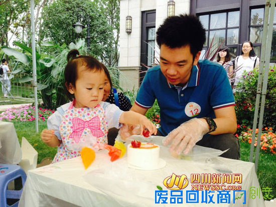 父亲也上阵,但做蛋糕的主力还是女儿。