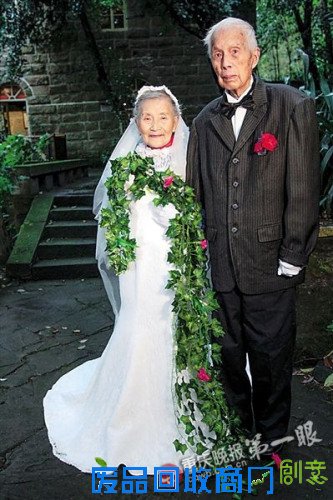 98岁老人携妻重拍婚纱照 读70年前英文情诗