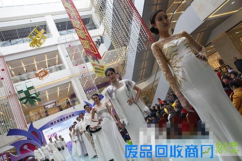 婚纱秀吸引眼球。