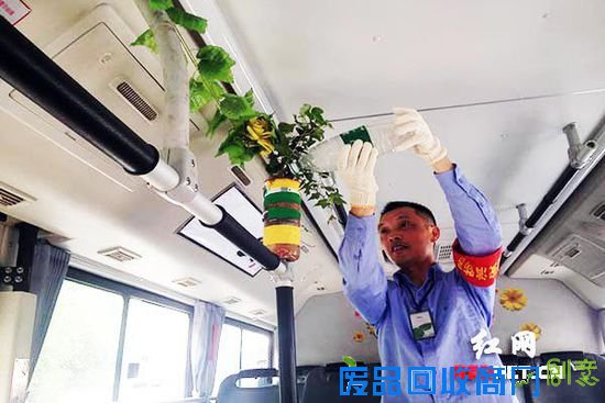 (给绿色植物浇灌、修剪是欧阳志雄每天的“附加”活。)