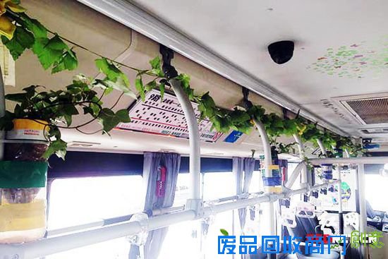 (绿色植物进公交,长沙9路巴士现“绿色氧吧”。)
