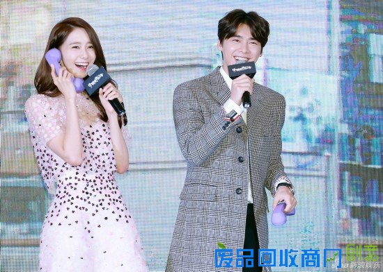 允儿秀中文祝李易峰出道八周年一起跳Gee(组图)