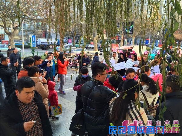 想出名？济南美女街头邀路人拍照传社交平台奖励红包