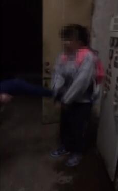 温州一女生遭同学扇42个耳光 拍摄者在旁数数(图)